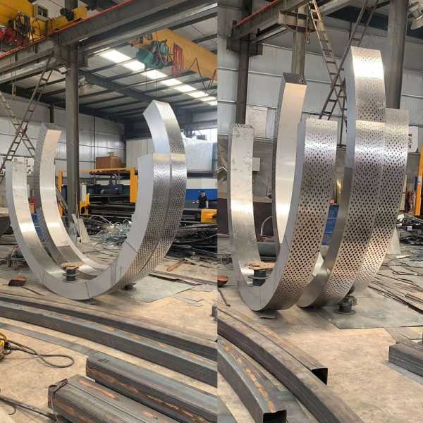 不銹鋼雕塑是因為哪些優(yōu)點被應(yīng)用的呢？