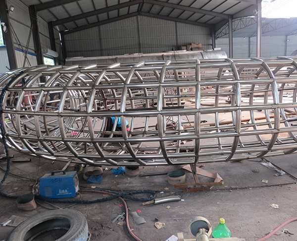 我們和不銹鋼雕塑廠家怎樣進行雕塑的溝通制作呢？