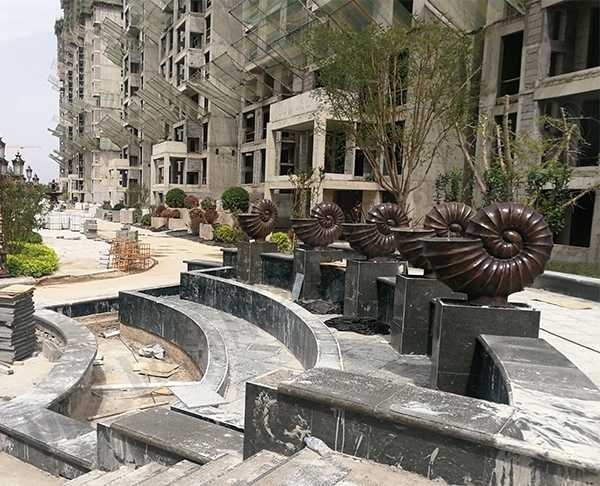 那玻璃鋼雕塑上色的時(shí)候要注意什么呢？