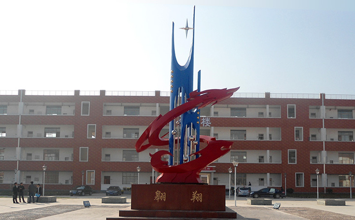 不銹鋼雕塑制作完成之后，需要對表面進(jìn)行打磨噴漆，這樣才可以獲得想要的表面效果，不銹鋼雕塑打磨噴漆有一些注意事項(xiàng)，下面給大家介紹一下。